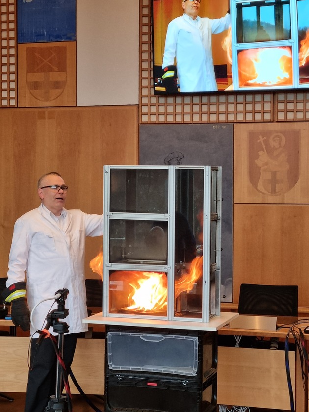 FW Wenden: Wenn Flammen str&ouml;men - Feuerwehr Wenden schult sich f&uuml;r den Ernstfall