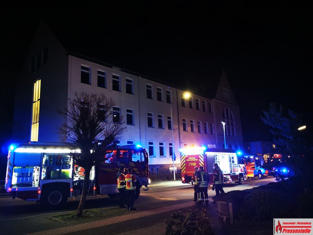 FW-PL: Ortsteil Stadtmitte - Wasserrohrbruch in Schulgebäude sorgt für Einsatz der Feuerwehr.