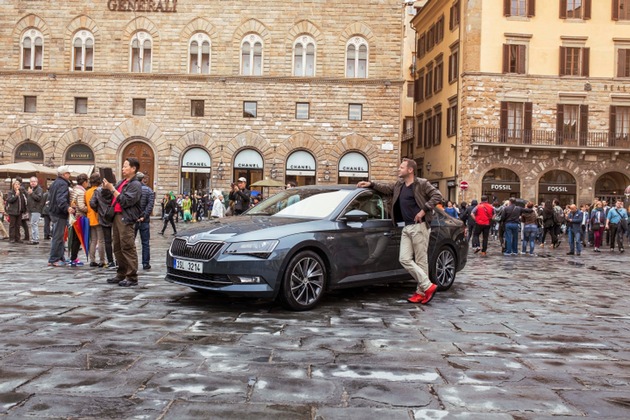 Probe bestanden: Schauspieler Samuel Finzi begeistert vom neuen SKODA Superb (FOTO)