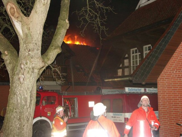 POL-NI: Wohnhaus nach Brand voellig zerstoert - Bilder im Download -