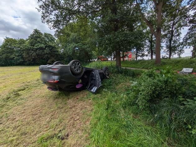 FFW Schiffdorf: 40-jährige Pkw-Fahrerin kommt von Straße ab - Kleinkind auf Rücksitzbank bleibt unverletzt