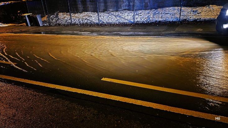 FW-EN: Wasserrohrbruch unter der Bochumer Straße