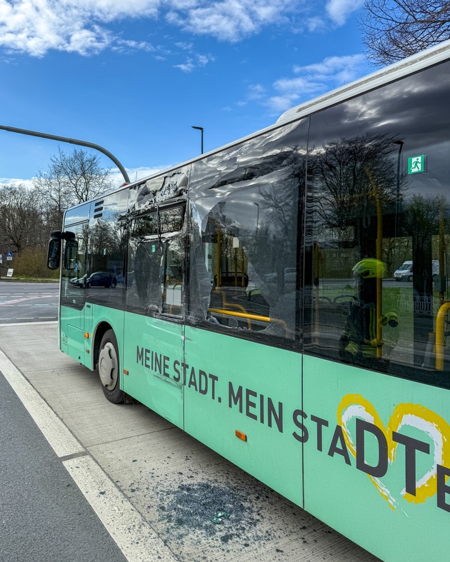 FW-DT: Unfall zweier Linienbusse - Feuerwehr sichert zerstörte Seitenscheiben