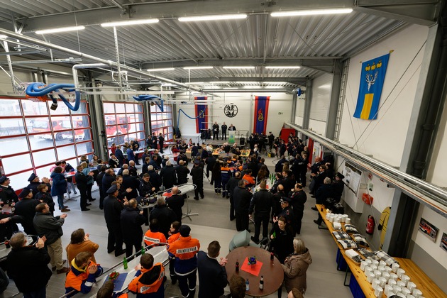 FW Rheurdt: Die Schlüssel zum neuen Feuerwehrgerätehaus sind nun offiziell übergeben