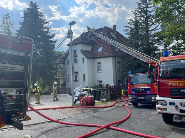 FW Dresden: Brand Dachstuhl eines Mehrfamiliengebäudes