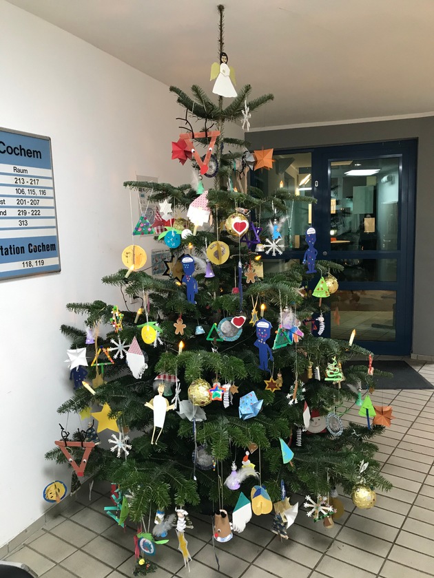 POL-PDMY: Kindergartenkinder basteln Schmuck für Weihnachtsbaum der Cochemer Polizei