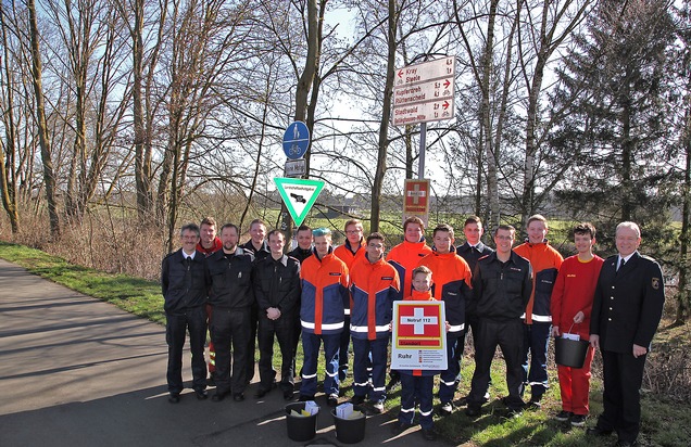 FW-E: Jugendfeuerwehr und Jugend-Einsatzteam der DLRG pflegen die RuSIS-Beschilderung an Ruhr und Baldeneysee