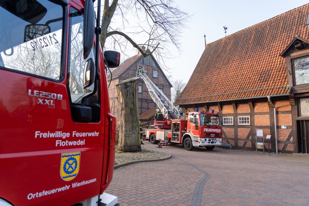 FW Flotwedel: Feuerwehr leistet Tragehilfe für den Rettungsdienst in Wienhausen
