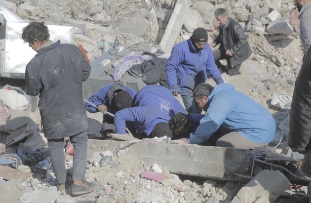 Islamic Relief Deutschland e.V.: Hilfsorganisation Islamic Relief stellt den &Uuml;berlebenden des Erdbebens rasch Medikamente, Nahrungsmittel und Zelte zur Verf&uuml;gung / "Sie brauchen jetzt mehr denn je unsere F&uuml;rsorge und unser Mitgef&uuml;hl"