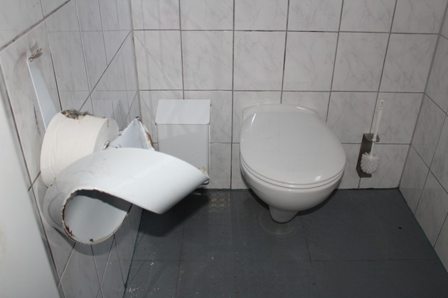 POL-PDKL: Vandalen im Toilettenwaggon