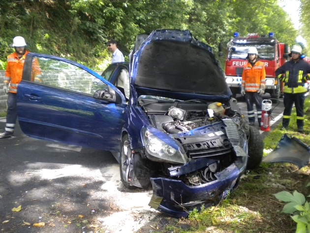 POL-HM: Junge Autofahrerin schwer verletzt