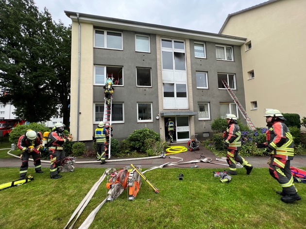 FW Norderstedt: Mittelstraße - Brand eines E-Rollers im Treppenhaus - Rettung von drei Erwachsenen, zwei Kindern und einer Katze über tragbare Leitern
