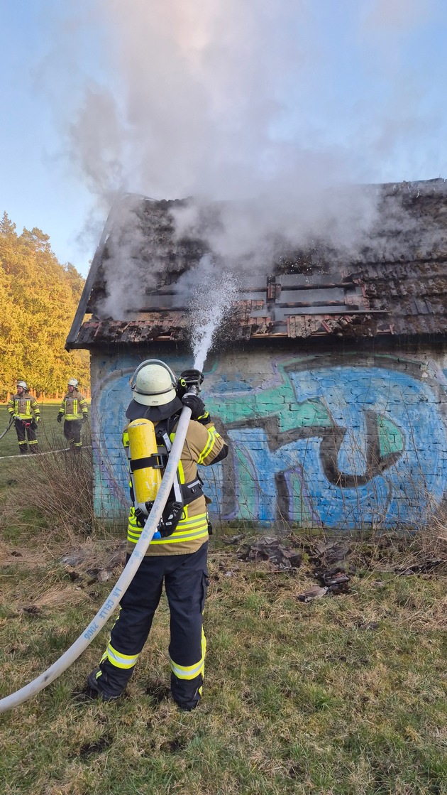 FW Südheide: Weideschuppen brennt in Baven