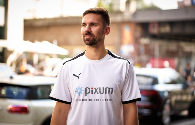 Pixum: Handball-Trikotaktion mit Fabian Wiede von den Füchsen Berlin: Jetzt einen von 111 limitierten Trikotsätzen für das eigene Team sichern