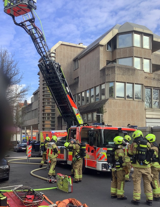 FW Paderborn: Zimmerbrand in einem Mehrfamilienhaus in der Theodorstraße