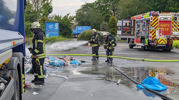 FW-MH: Brennendes Müllfahrzeug fordert die Einsatzkräfte