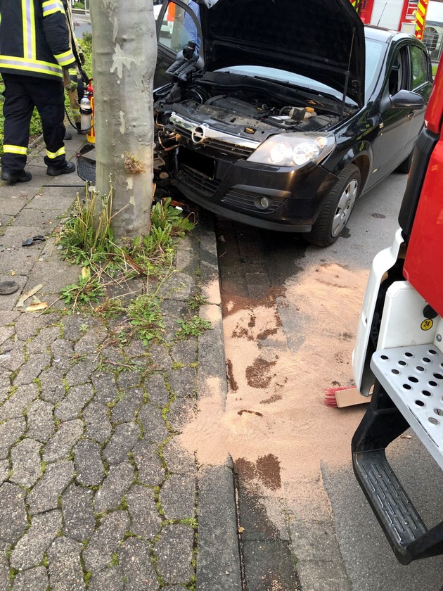 FW Lügde: Auslaufende Betriebsstoffe nach Verkehrsunfall