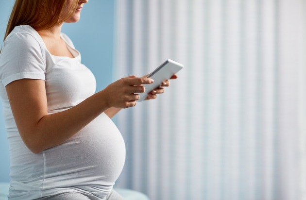Mobil Krankenkasse: Passend zur Reisezeit: E-Health-Angebot bietet Schwangeren und Müttern flexible Versorgung - auch im Ausland