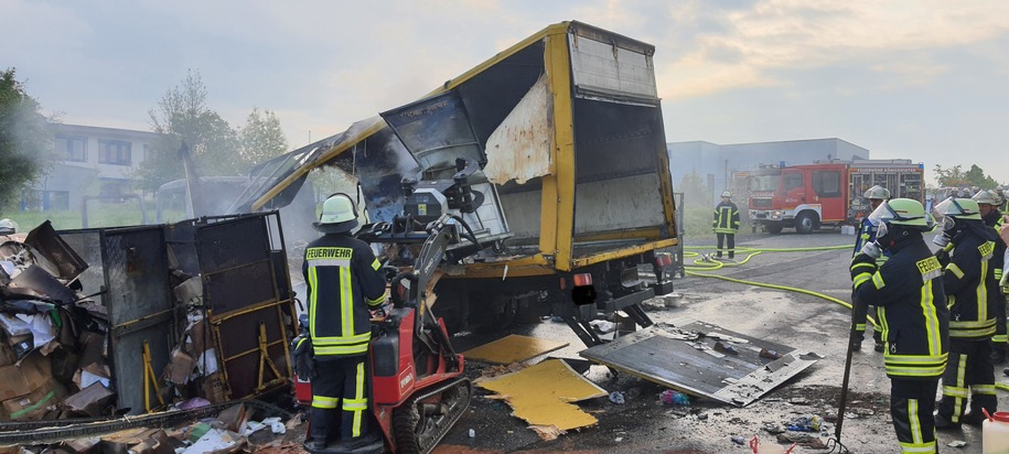 FW Königswinter: LKW brennt auf Betriebsgelände