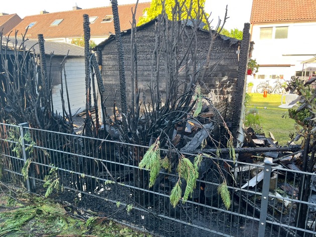 FW Bremerhaven: Heckenbrand breitet sich auf Gartenhäuser aus