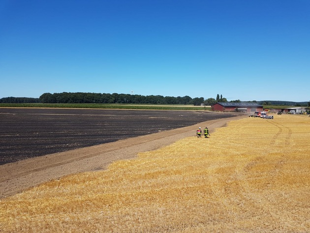 FW-RE: Flächenbrand auf einem Kornfeld bei sommerlichen Temperaturen - Acht Hektar standen in Brand