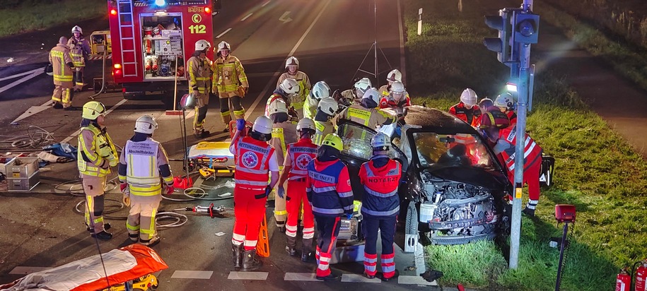 FW Grevenbroich: Drei Verletzte bei schwerem Verkehrsunfall bei Grevenbroich / Kollision zwischen LKW und Kleinwagen, aufwendige Rettung