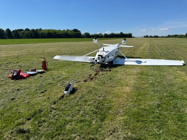 FW VG Westerburg: Kleinflugzeug &uuml;berschl&auml;gt sich bei Landung - Pilot wird leicht verletzt