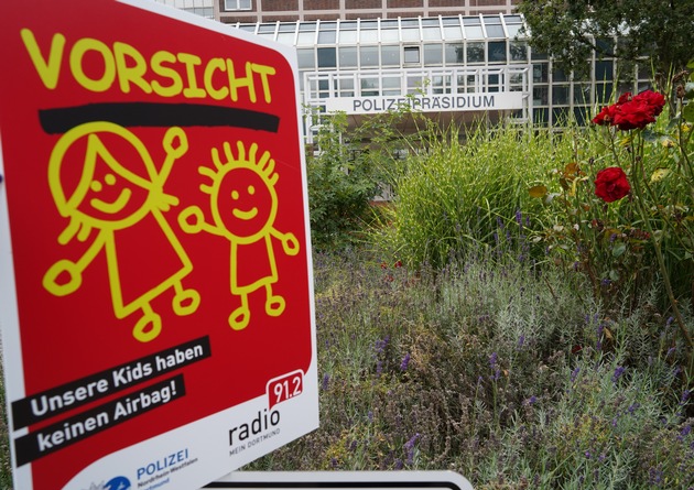 POL-DO: Achtung! Schulkinder sind wieder unterwegs! Radio 91.2 und Polizei Dortmund starten Präventionskampagne mit Plakaten für Anwohner von Schulwegen
