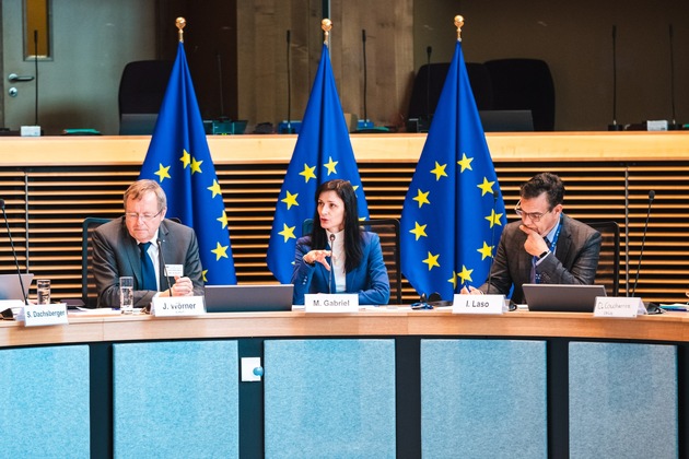 EU-Commissioner Mariya Gabriel meets with leaders from industry and academia for the inaugural Innovation Roundtable
