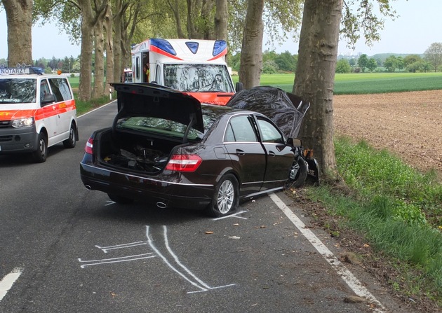 POL-DN: Frontal gegen Baum geprallt - Insassen erleiden Verletzungen