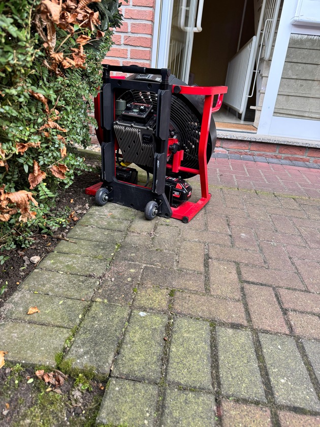 FW Dinslaken: Gemeldeter Zimmerbrand an der Kurt-Schuhmacher Stra&szlig;e