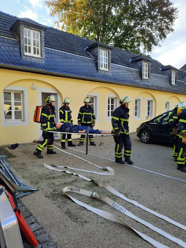 FW Alfter: Jahresübung der Freiwilligen Feuerwehr Alfter: Brandeinsatz im Alfterer Schloss