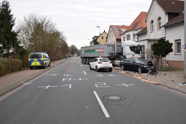 POL-HM: Stundenlange Sperrung der Bundesstraße 83 nach Verkehrsunfall