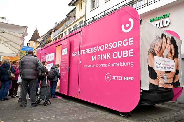 PINK CUBE heute in Baden: Brustkrebsvorsorge auf dem Schlossbergplatz
