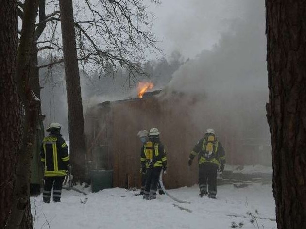 POL-CE: Winsen/A. - Nachbar meldet brennende Wochenendhütte