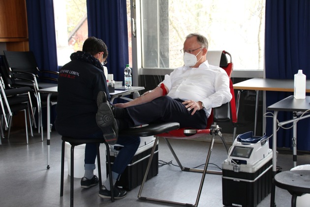 MP Stephan Weil spendet Blut