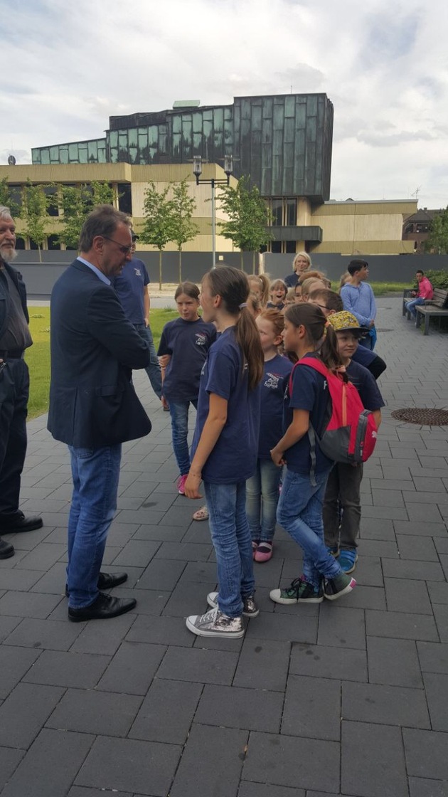 FW Dinslaken: Kinderfeuerwehr zu Besuch im Rathaus