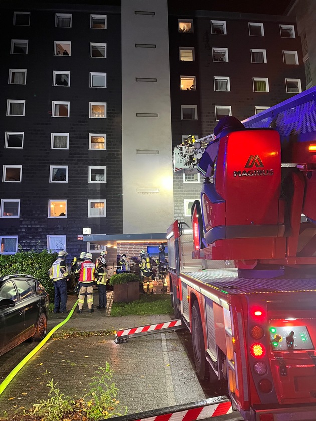 FW-E: Kellerbrand in einem großen Mehrfamilienhaus - Treppenraum verraucht