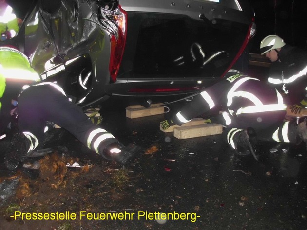 FW-PL: Ölspur, Notfalltüröffnung, schwerer Verkehrsunfall