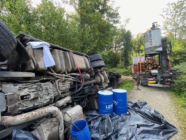 FW Ratingen: Folgemeldung zum Einsatz vom 01.09.21 - Aufwändiger Einsatz nach LKW-Unfall im Wald