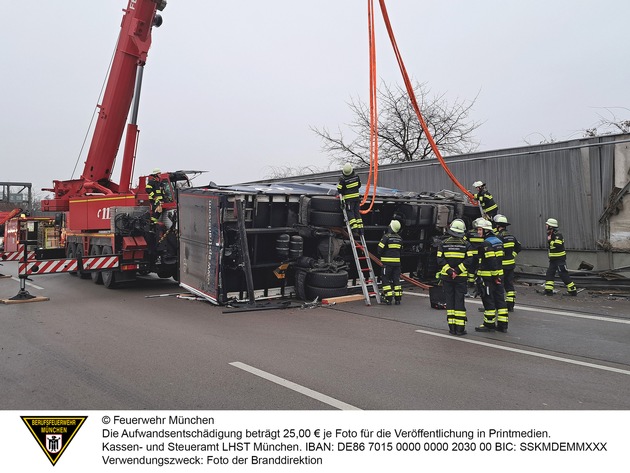 FW-M: Schwerer Verkehrsunfall mit zwei Lkw (Feldmoching)
