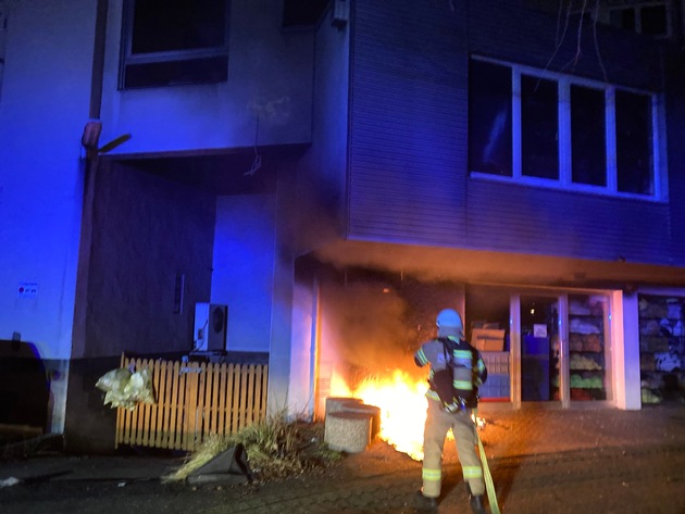 FW-GL: Mülltonnenbrand in der Stadtmitte von Bergisch Gladbach drohte auf Wohn- und Geschäftshaus überzugreifen