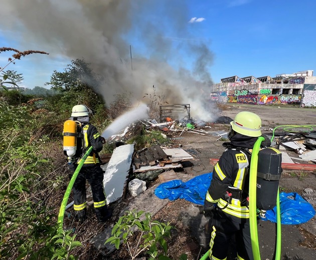 FW-BN: Feuer auf dem Gelände des ehemaligen Schlachthofes sowie Gasausströmung in Lengsdorf