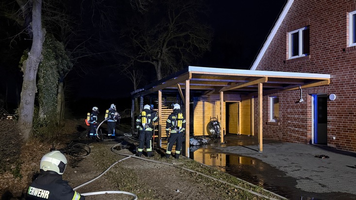 FW-AUR: Brennendes Carport bedroht Doppelhaus