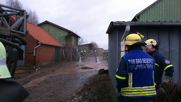 THW-HH MV SH: Segeberger THW im Einsatz - Unterstützung Feuerwehr bei Unfall in Strenglin, 120.000 Liter Gülle ausgelaufen