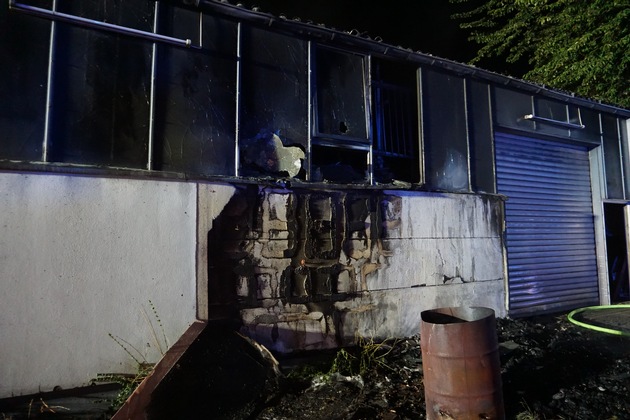 FW Ratingen: Brand in einer Lagerhalle - zunächst nur Kleinbrand gemeldet