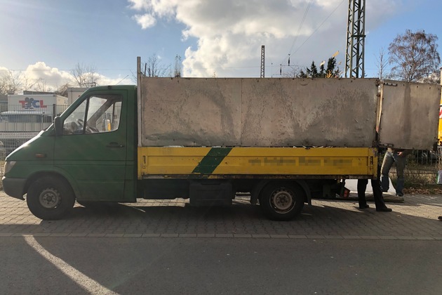 POL-ME: Polizei zieht Klein-Laster mit 24 Mängeln aus dem Verkehr - Langenfeld - 2111158
