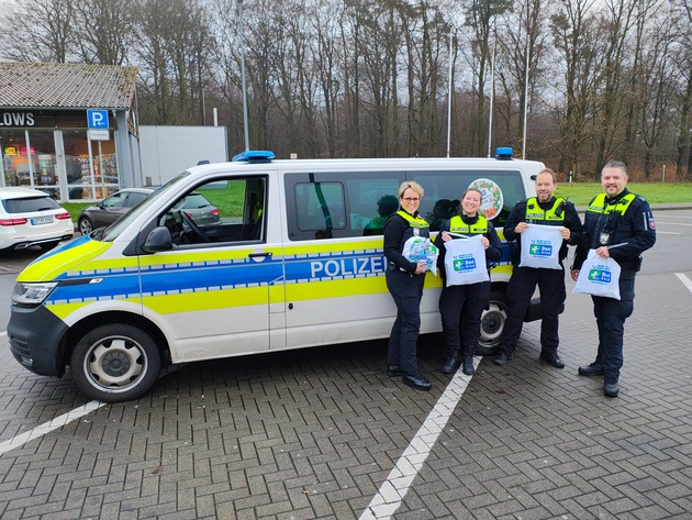 POL-WL: Fernfahrerstammtisch der Polizeidirektion Lüneburg schenkt Lkw-Fahrern einen Moment der Freude