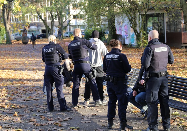 POL-DU: Stadtmitte: Sicherheit in Duisburger Parks - Stadt und Polizei kontrollieren gemeinsam