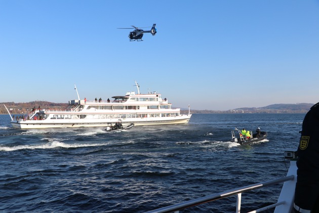 POL-Einsatz: Überlingen - Polizeipräsidium Einsatz trainiert mit allen Einheiten auf dem Bodensee